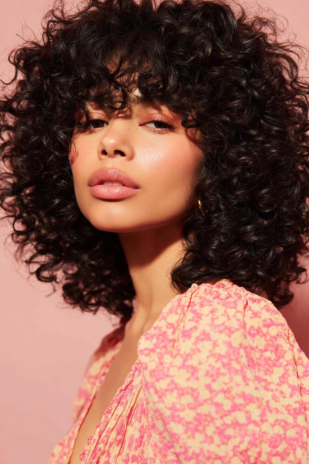 14. Modern Hair Looks 2026: Curly Hair Halo Layers With Rounded Shape and Defined Ringlets
