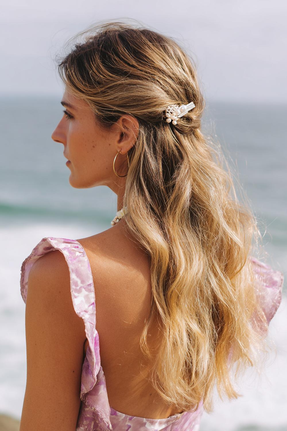 10. Pinterest Hair Inspiration 2026: Claw Clip Twist with Cascading Waves and Soft Highlights